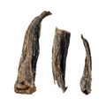 Trois morceaux de merlu séché allongés
