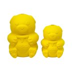 Ourson jaune en caoutchouc en deux tailles, vu de face
