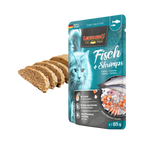 Sachet Leonardo à côté d'une assiette de pâtée en tranches