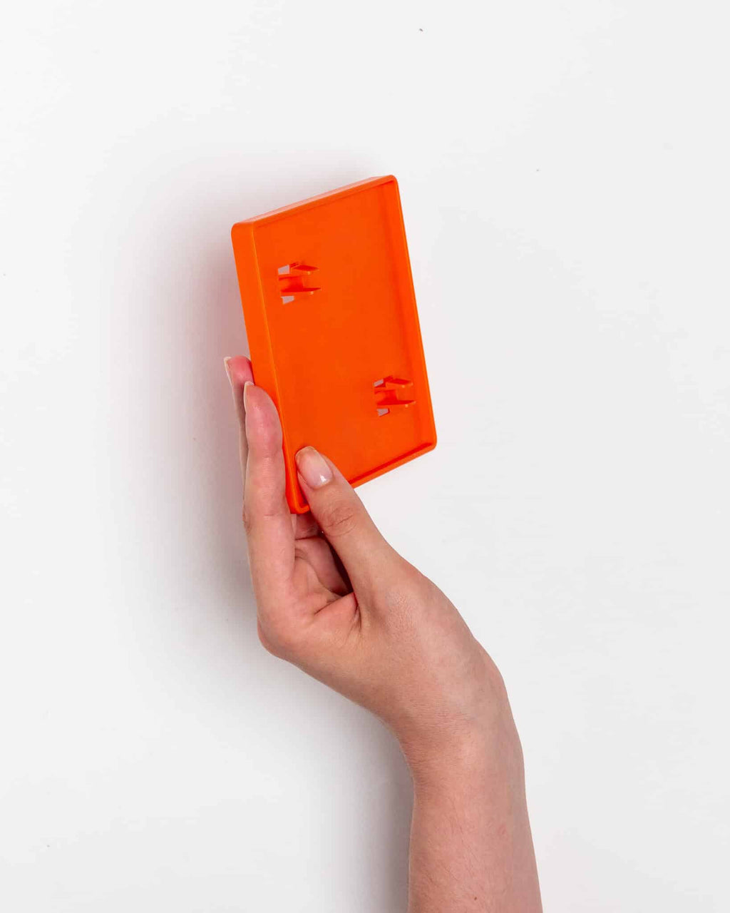 Main tenant une pièce orange du puzzle