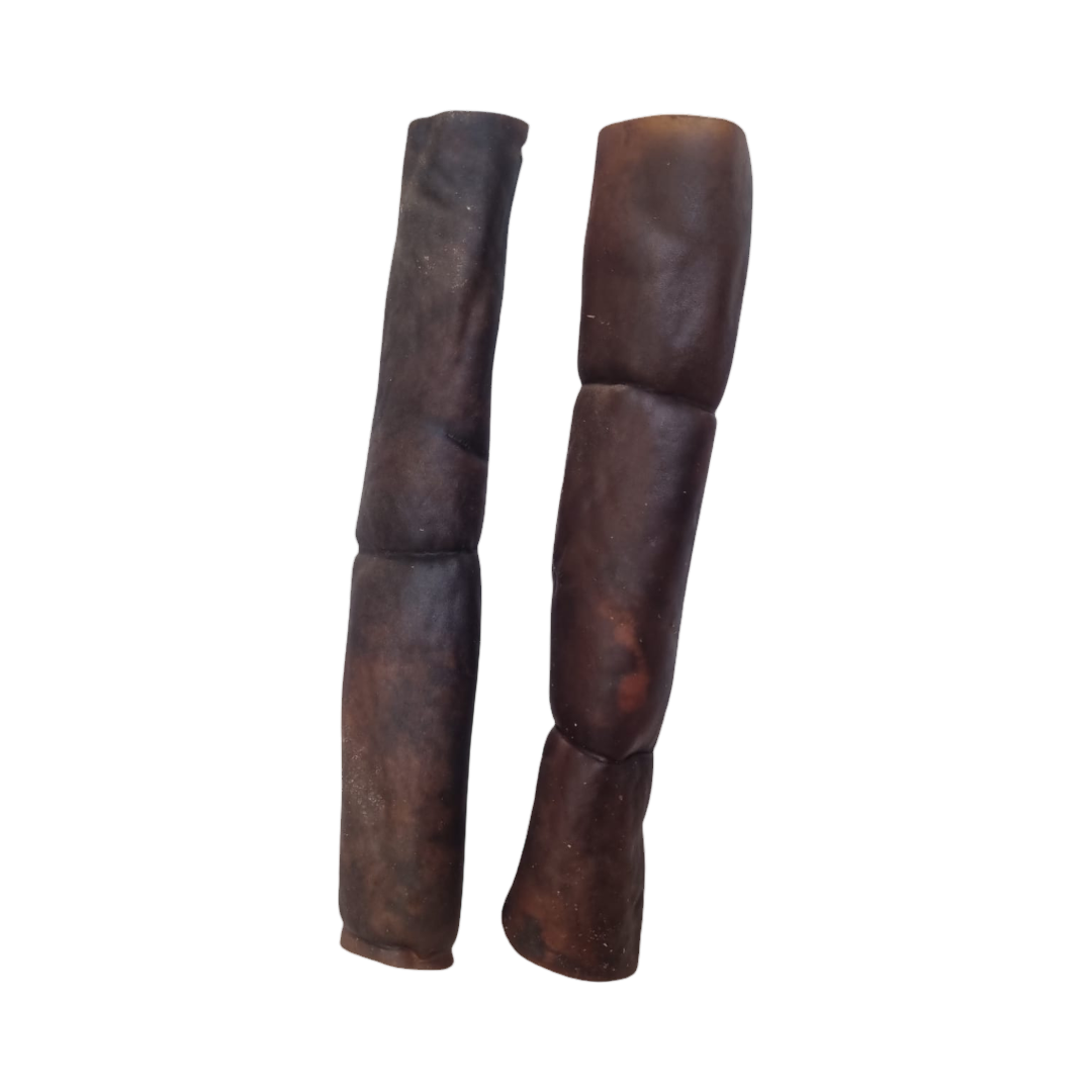 Deux rouleaux de peau de chameau séchée sombres