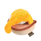 Muffin beige nappé d'une sauce hollandaise jaune, vu de près