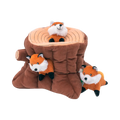 Souche d'arbre marron et ses trois renardeaux orange