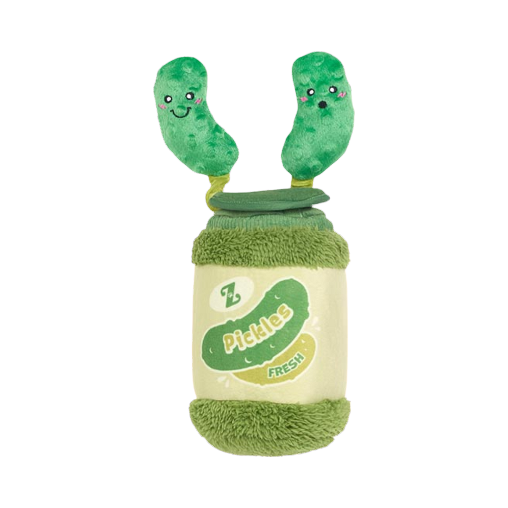 Deux cornichons souriants tirés hors du bocal vert