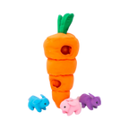 Carotte orange debout et ses trois lapins bleu, rose et violet