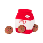 Brique de lait rouge vue de biais, cookies devant
