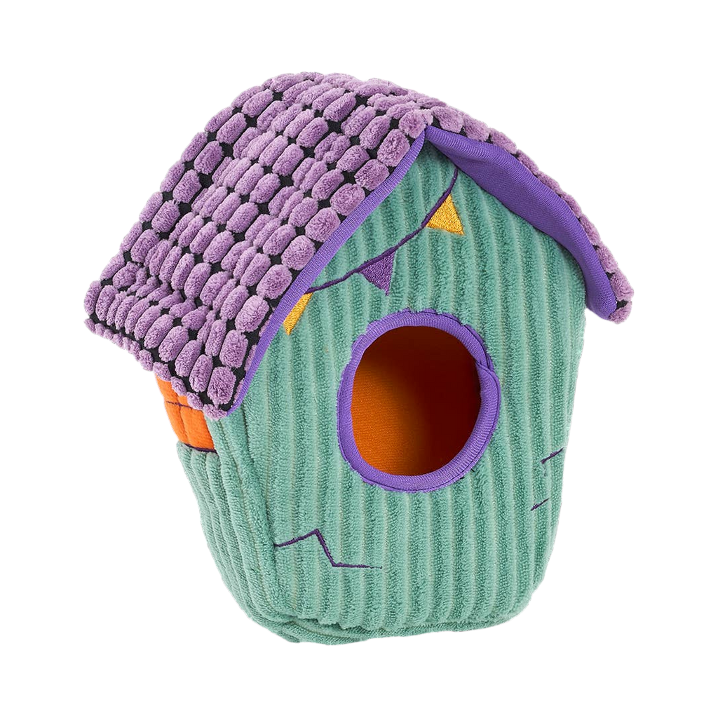Maison hantée seule vue de biais, toit violet et entrée ronde