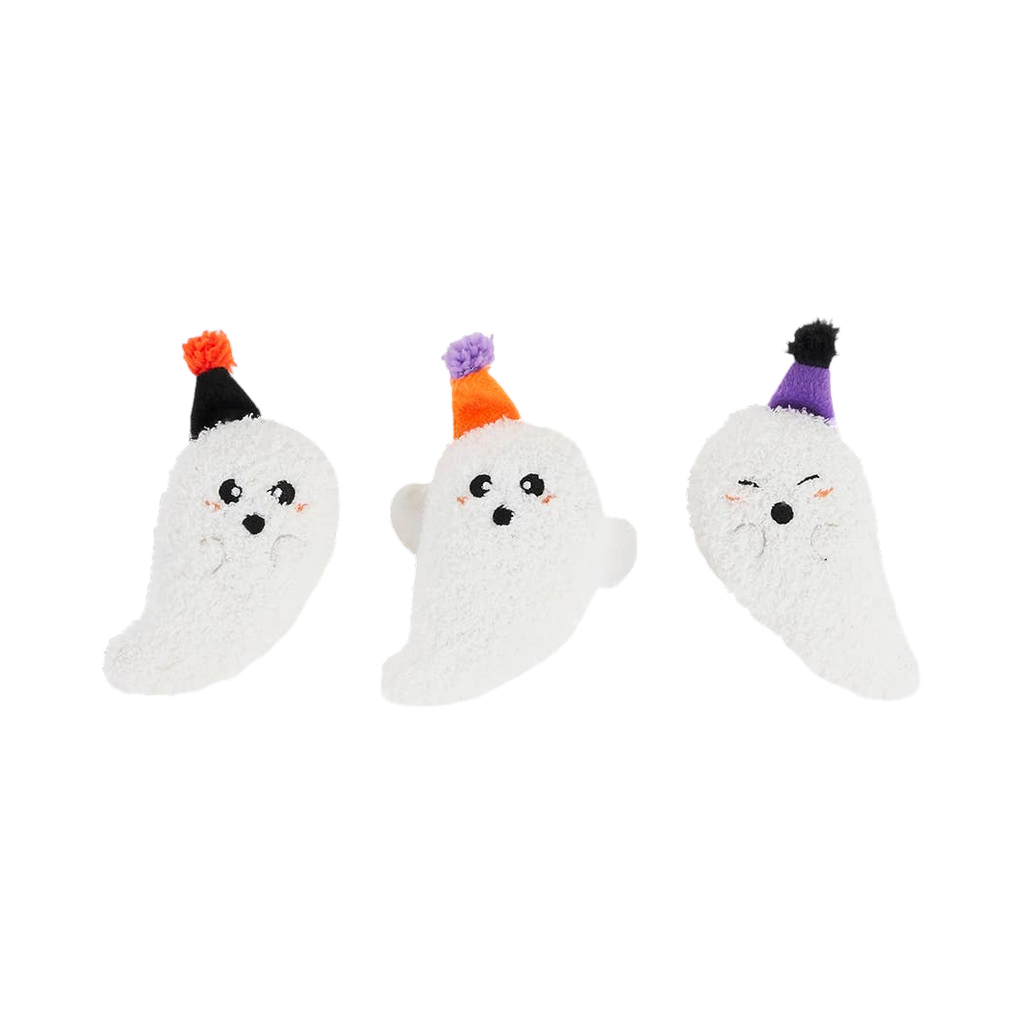 Trois petits fantômes blancs en peluche coiffés de chapeaux de fête