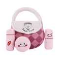 Sac rose à damier avec rouge à lèvres, poudrier et flacons en peluche