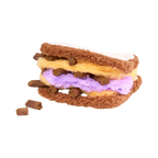 Sandwich entrouvert, couches violette et jaune moelleuses