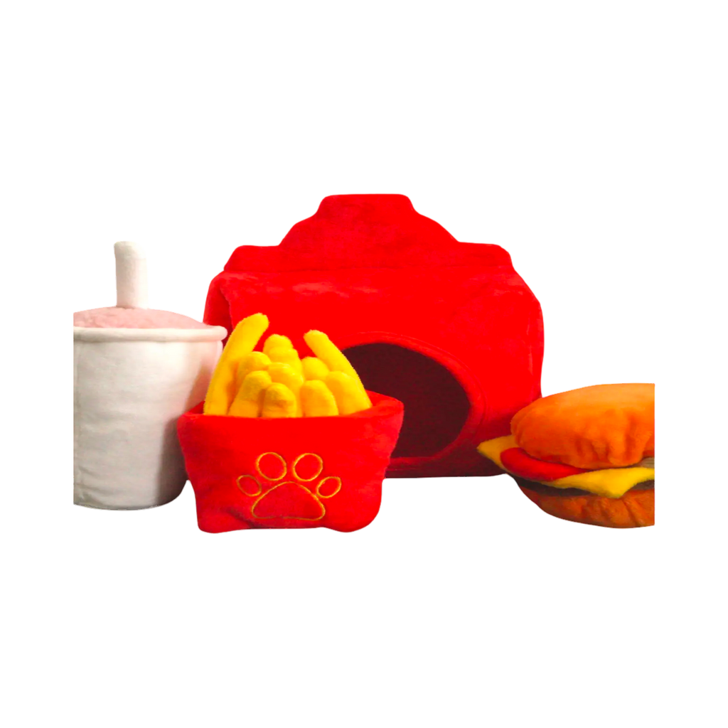 Boîte ouverte avec frites, burger et gobelet à côté
