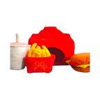 Boîte ouverte avec frites, burger et gobelet à côté