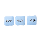 Trois glaçons bleu pâle aux yeux tristes alignés