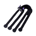 Chat noir le dos rond sur quatre longues pattes