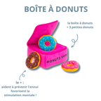 Boîte à donuts et trois donuts pour occuper le chien