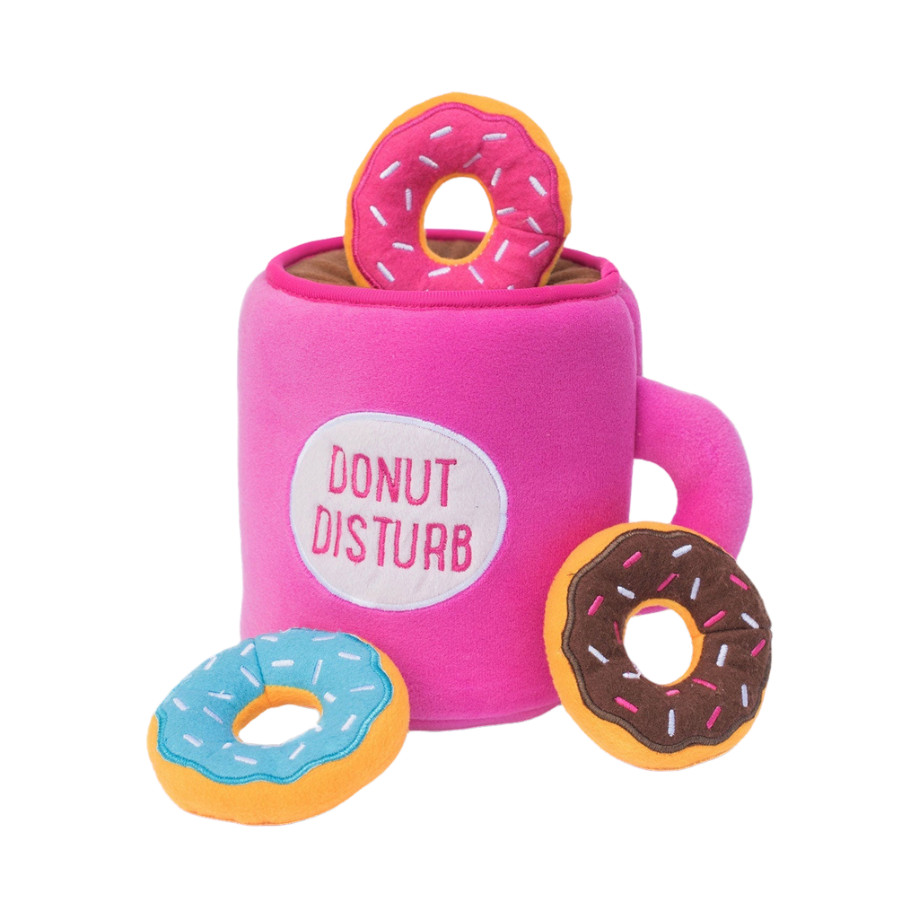 Tasse rose Donut Disturb avec trois donuts, un posé dessus