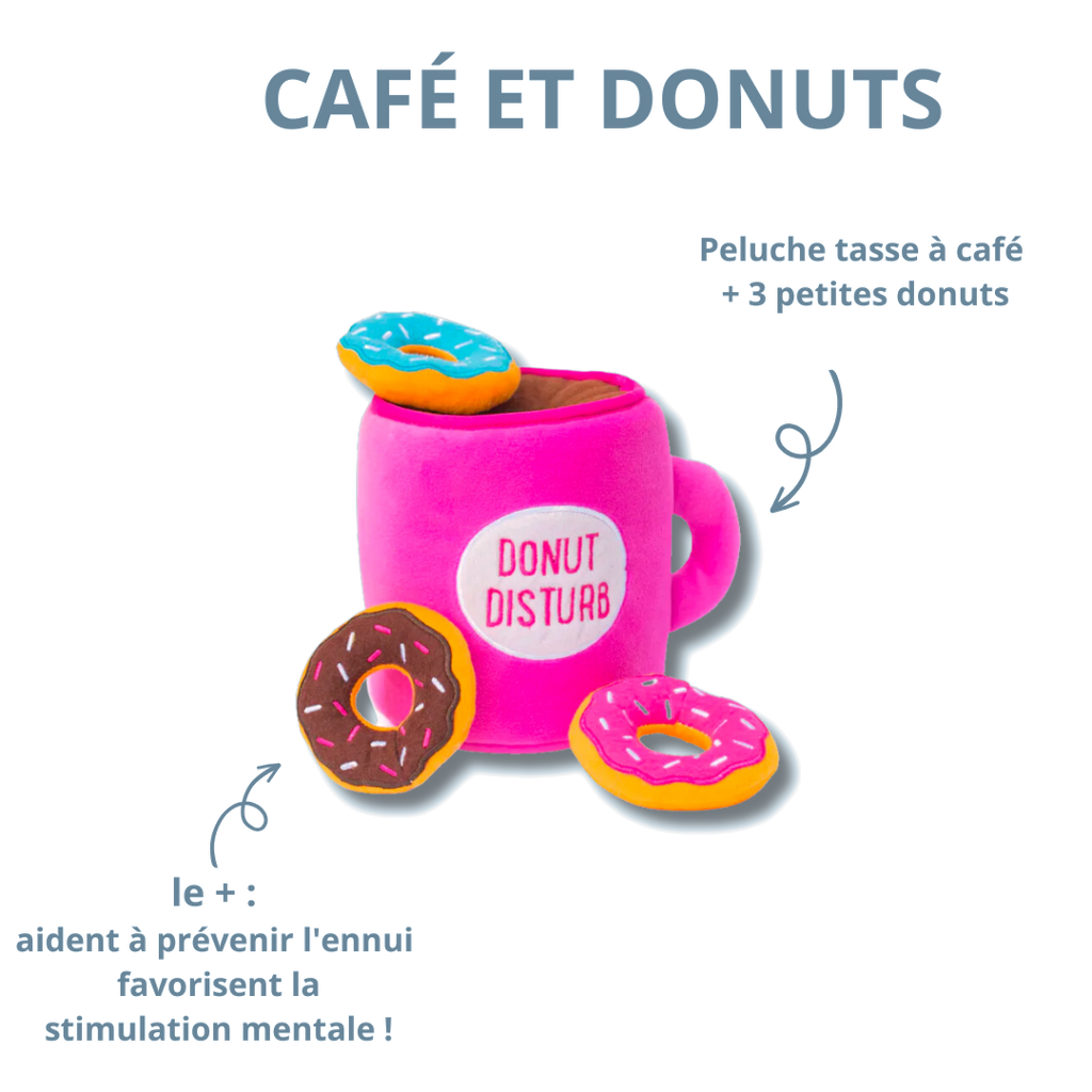 Tasse à café et trois petits donuts contre l'ennui