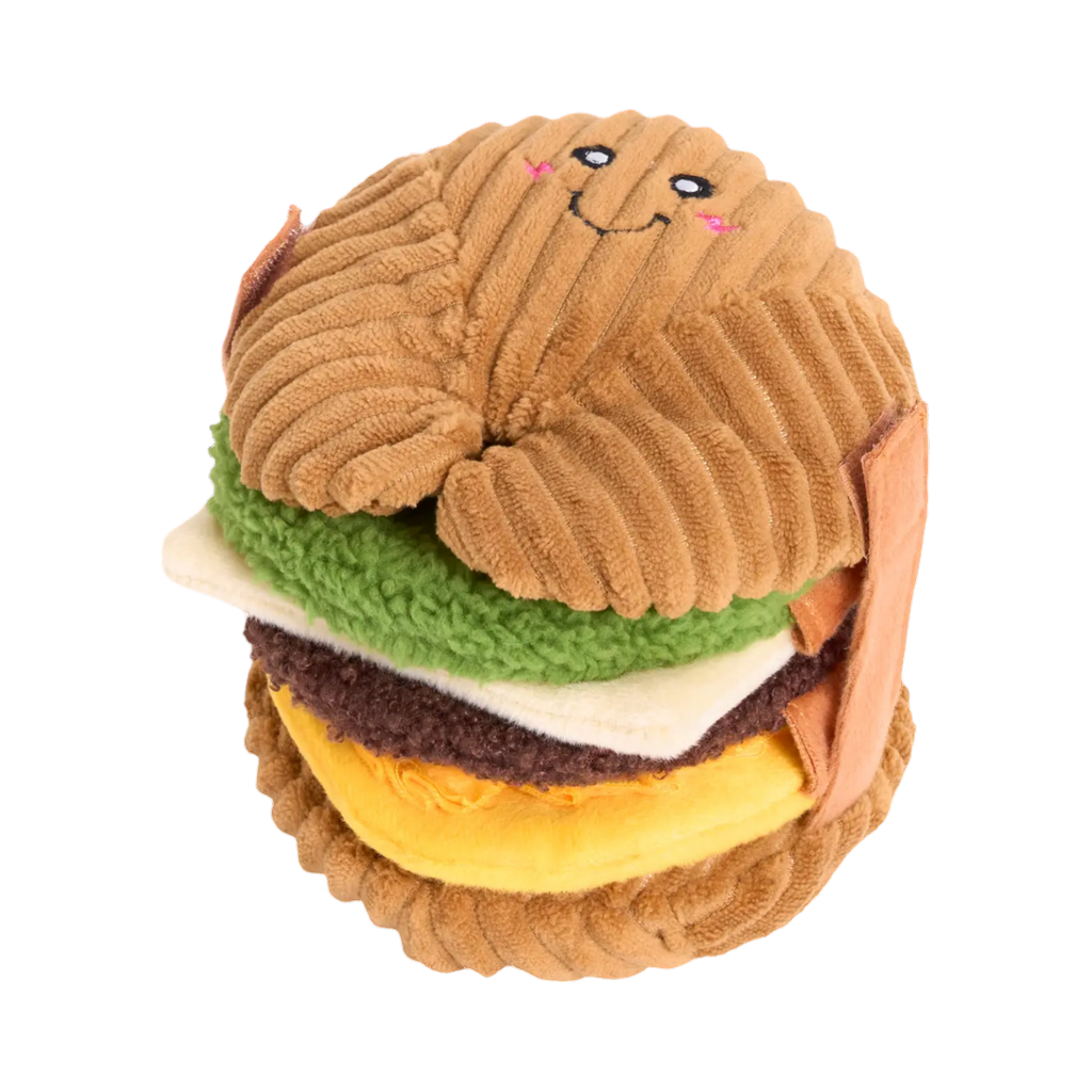 Sandwich en velours côtelé souriant avec œuf, salade et galette