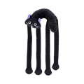 Chat noir aux oreilles violettes et quatre longues pattes pendantes