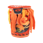 Pot de ramen vu de face, lanières orange qui débordent