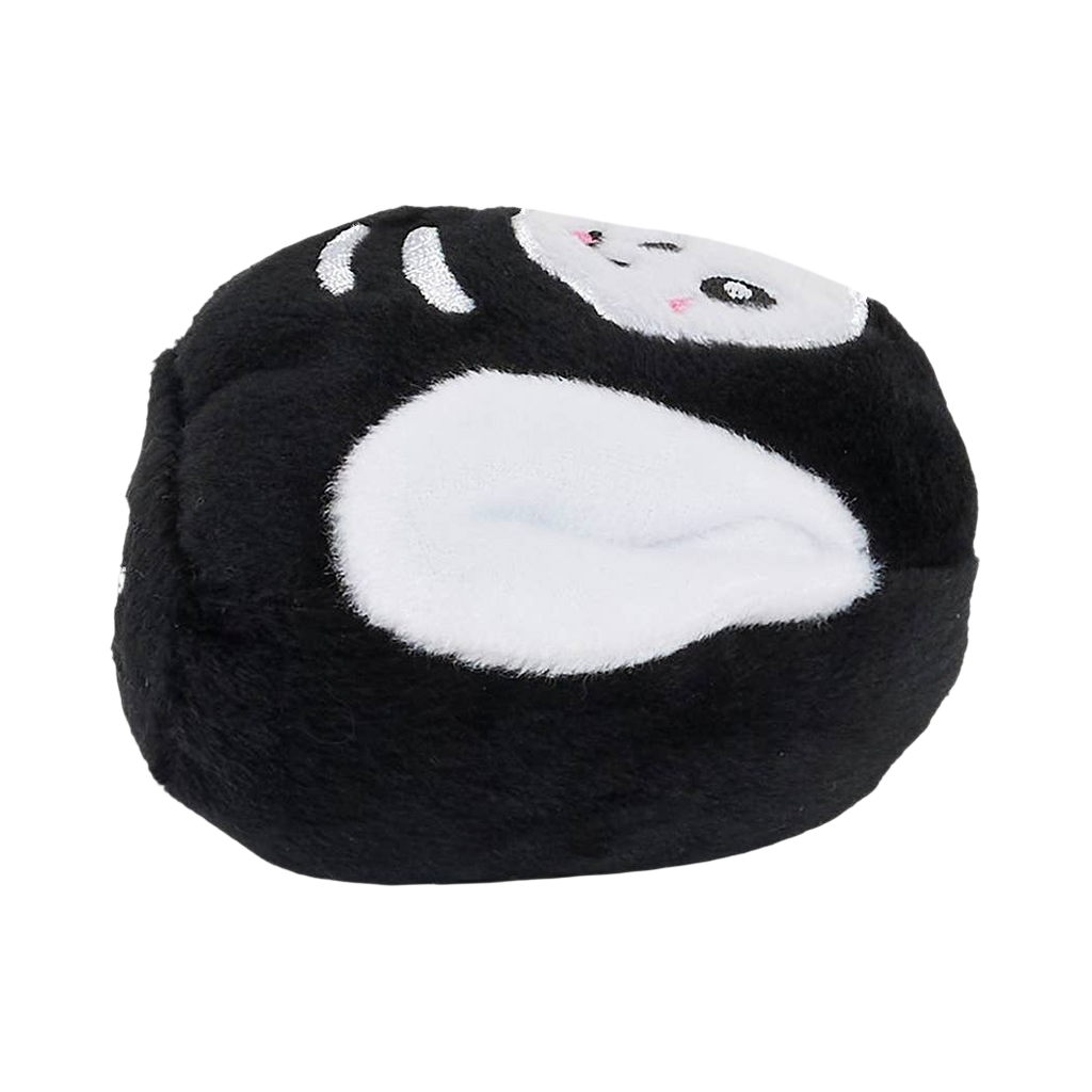 Dos du chiot noir à motif d'os blanc, vu de près