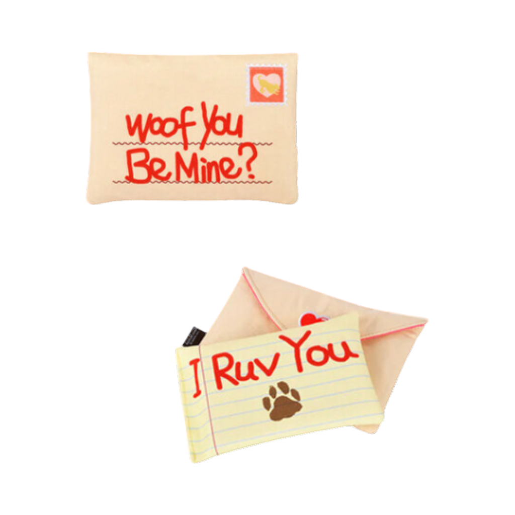 Deux enveloppes crème brodées « Woof You Be Mine » et « I Ruv You »