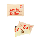 Deux enveloppes crème brodées « Woof You Be Mine » et « I Ruv You »