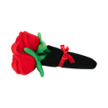 Trois roses rouges sur tige emballées dans du papier noir