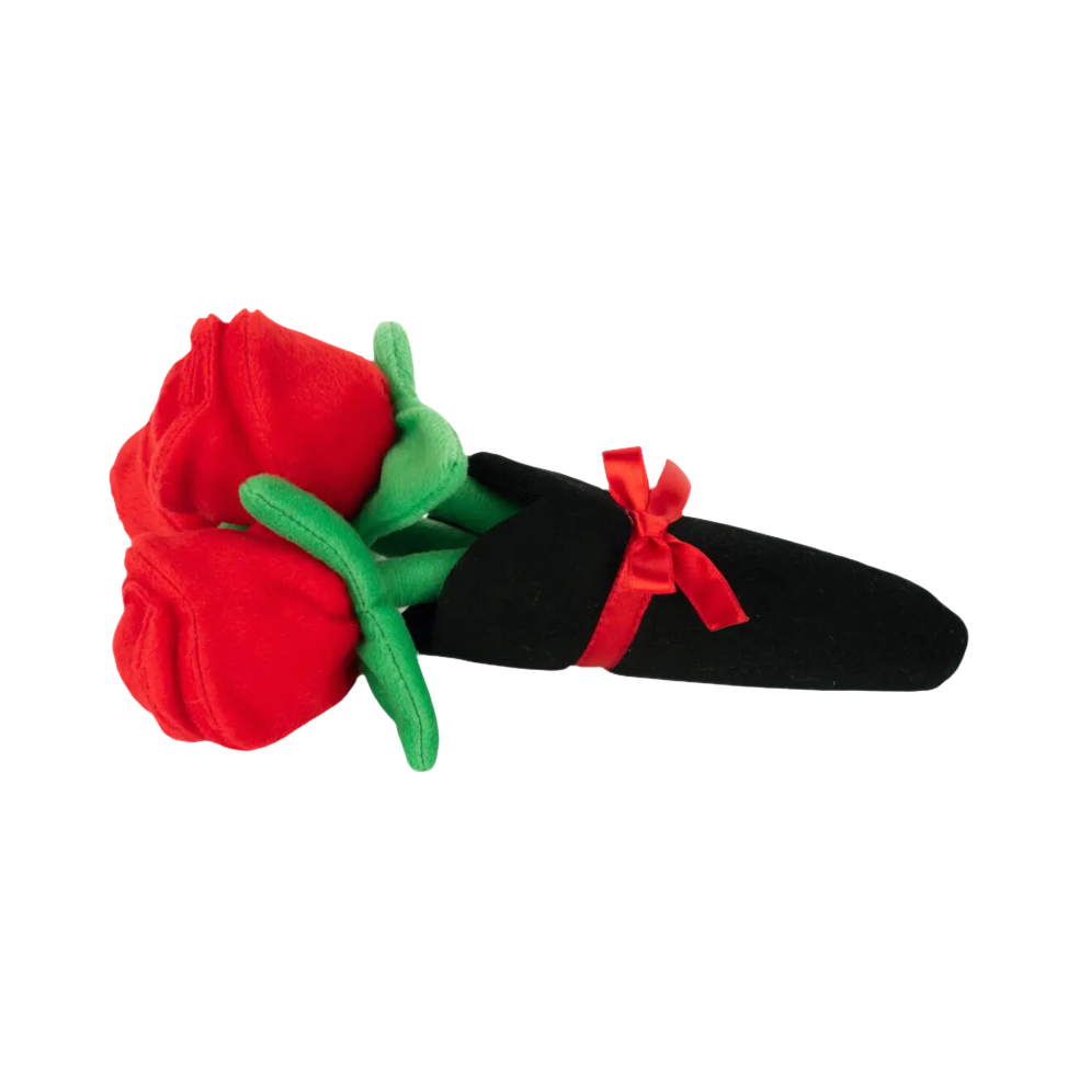 Trois roses rouges sur tige emballées dans du papier noir