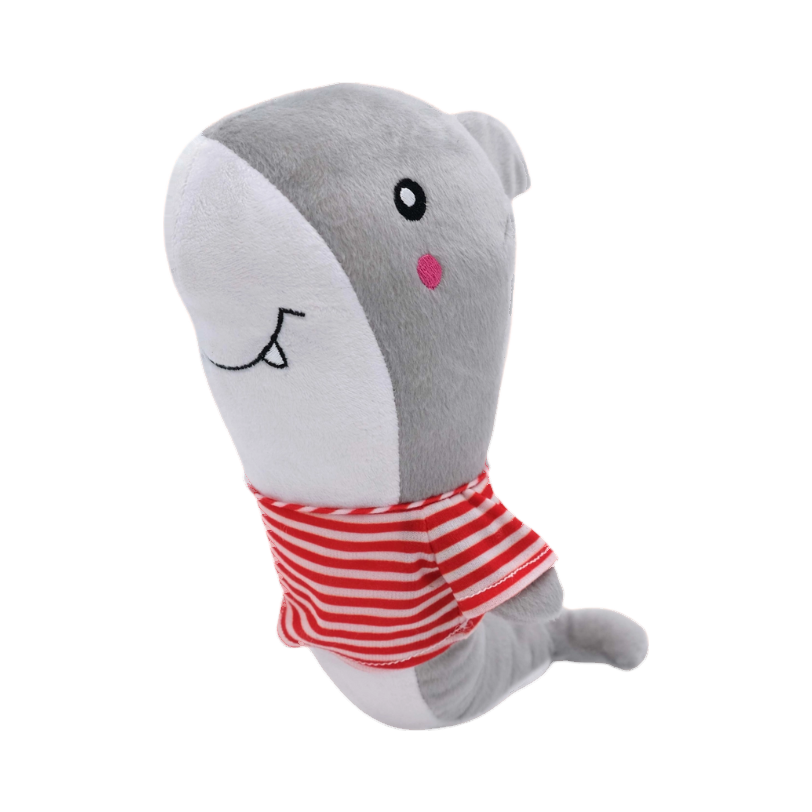 Requin gris souriant en marinière rouge et blanche