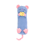 Souris bleu lavande endormie serrant un morceau de fromage