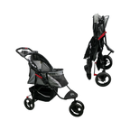 Poussette dépliée à côté de la version pliée
