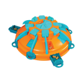 Tour orange et turquoise entourée de croquettes