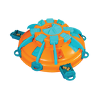 Tour orange et turquoise entourée de croquettes