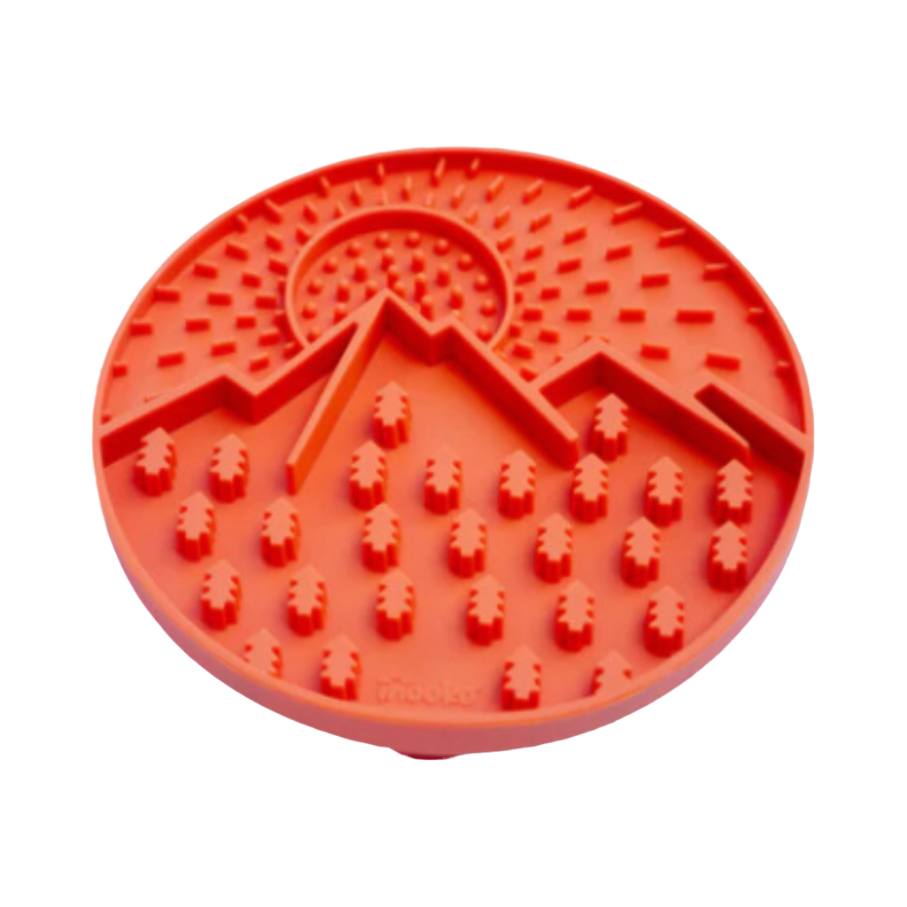 Tapis orange à relief de montagnes et soleil