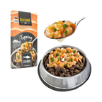 Cuillère de saumon en sauce au-dessus d'une gamelle
