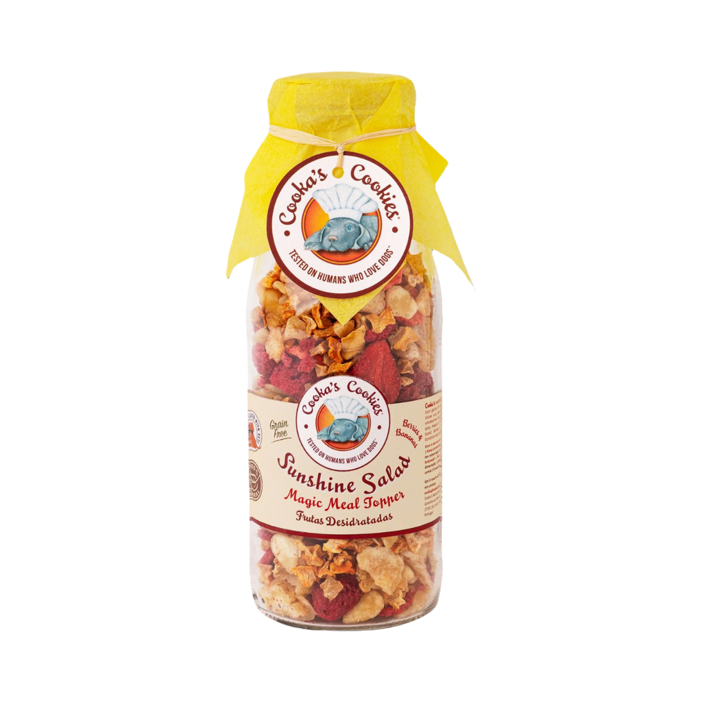 Bouteille en verre au ruban jaune remplie de fruits séchés