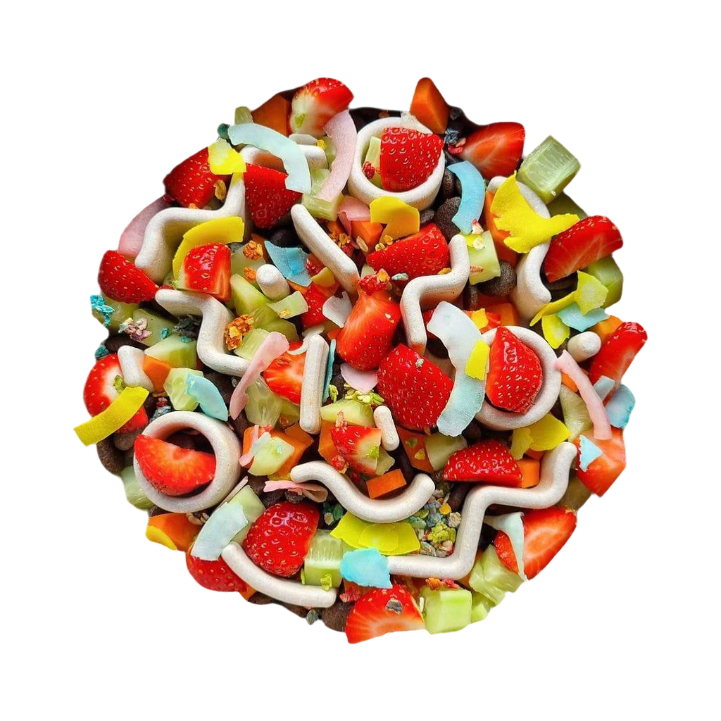 Bol de fraises, paillettes pastel et spirales de crème