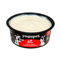 Pot noir et rouge ouvert rempli de yaourt