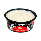 Pot noir et rouge ouvert rempli de yaourt