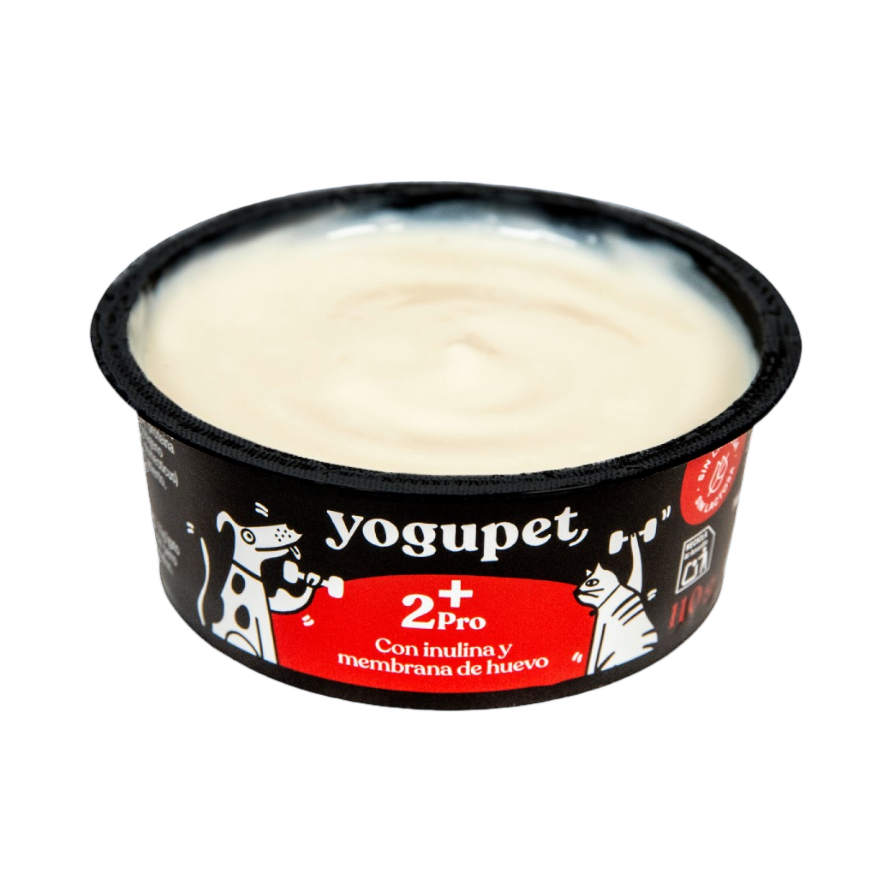 Pot noir et rouge ouvert rempli de yaourt