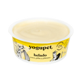 Pot ouvert de glace au yaourt coco, ananas et banane Yogupet, crème glacée jaune pâle