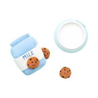 Brique de lait couchée à côté d'un bol et de petits cookies