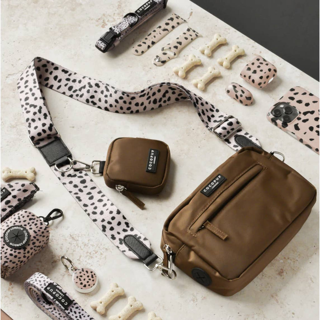 Pochettes marron et accessoires léopard vus de dessus