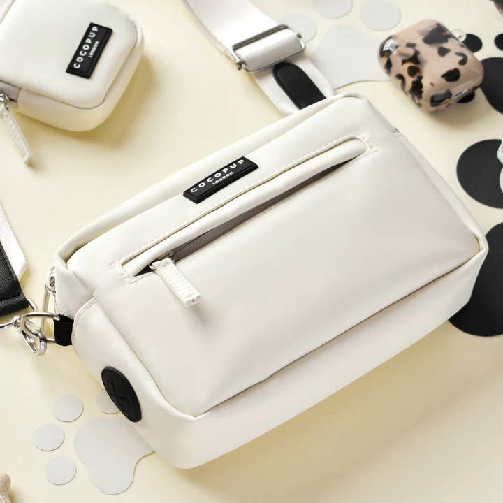 Sac crème posé devant un fond clair