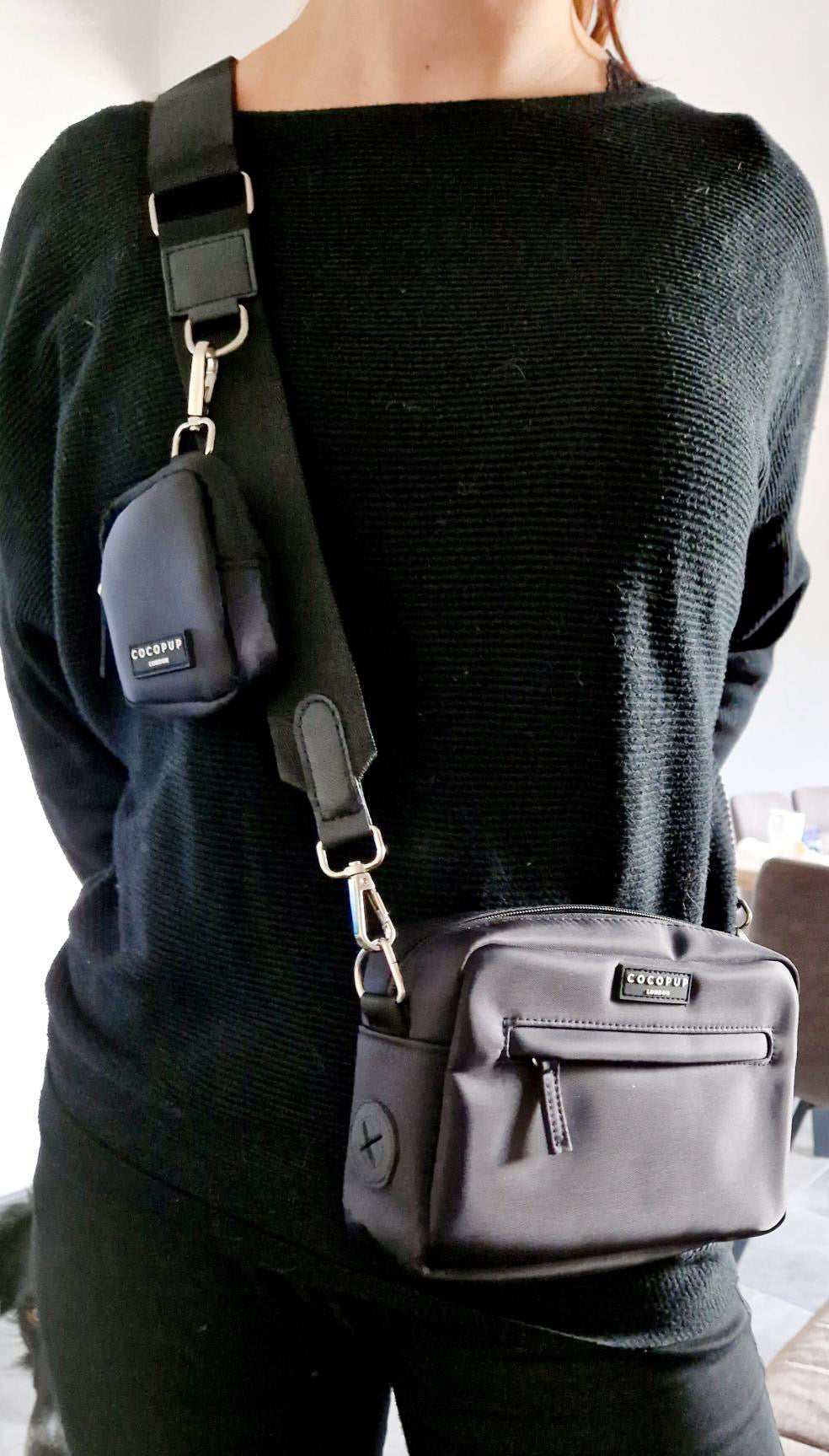 Personne portant le sac gris en bandoulière