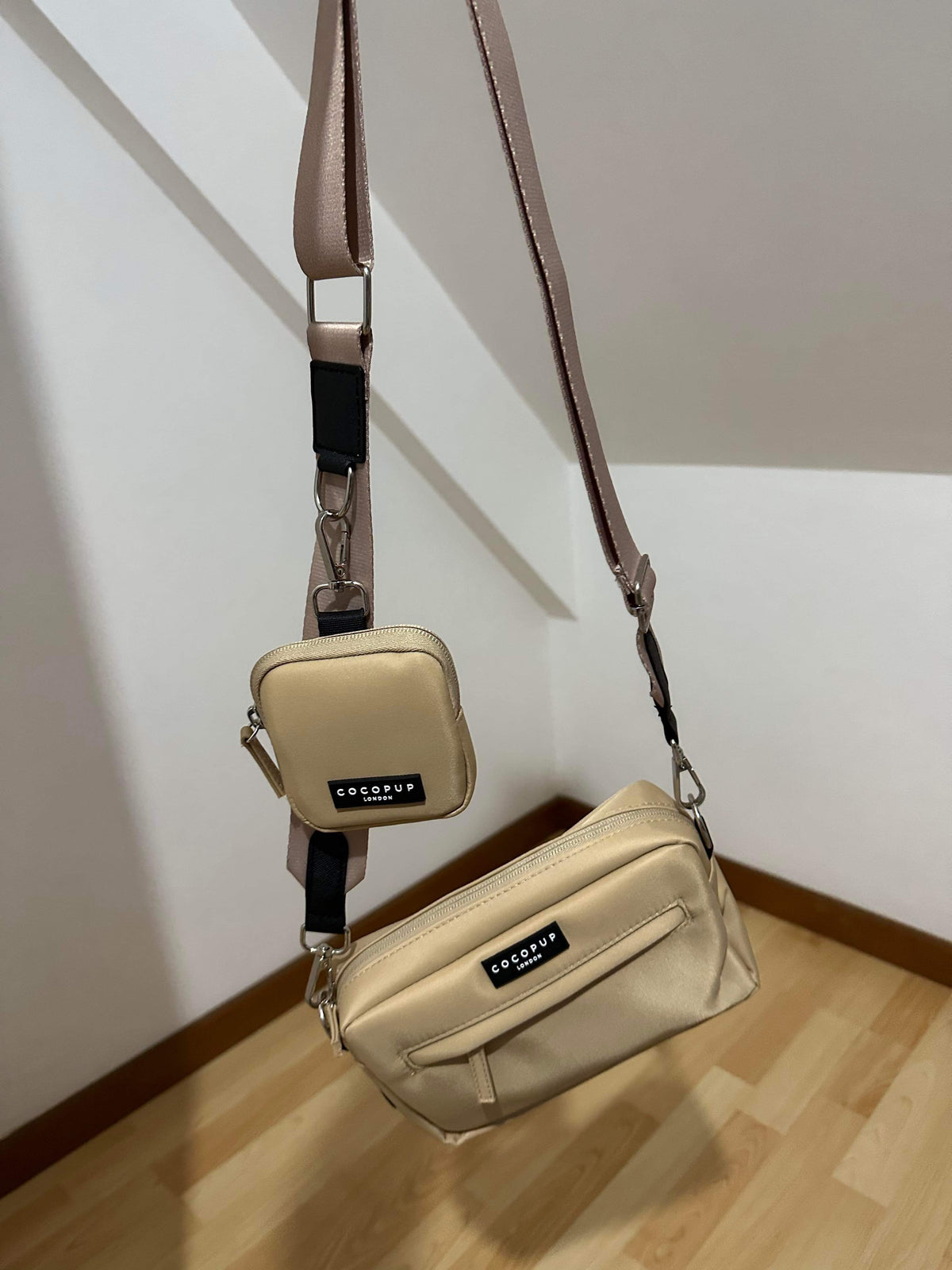 Sac beige suspendu à une porte