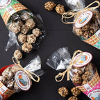Cornets de biscuits emballés et biscuits en vrac sur fond sombre